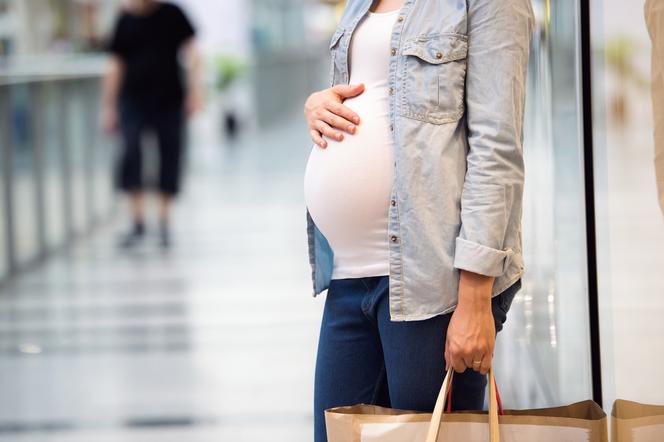 Kobieta w ciąży w sklepie