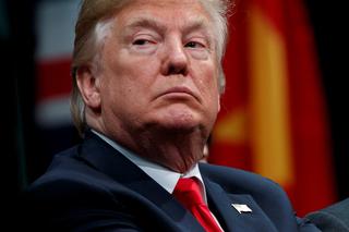 Trump nie zna hymnu USA?! 