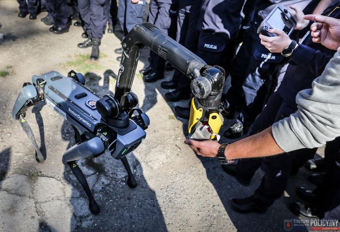 Ma cztery łapy, stalowe serce i właśnie podał łapę policjantowi. „Robopies” nowym hitem w służbach