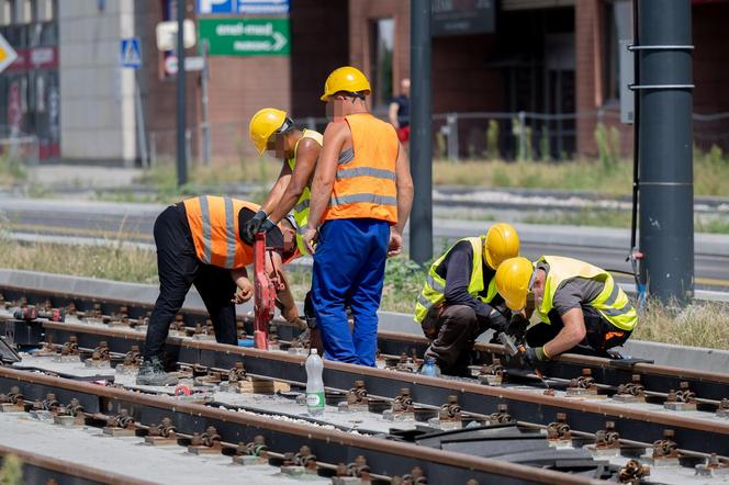 Niedziela i 30-stopniowy upał. Robotnicy w pocie czoła pracują na budowie tramwaju do Wilanowa 