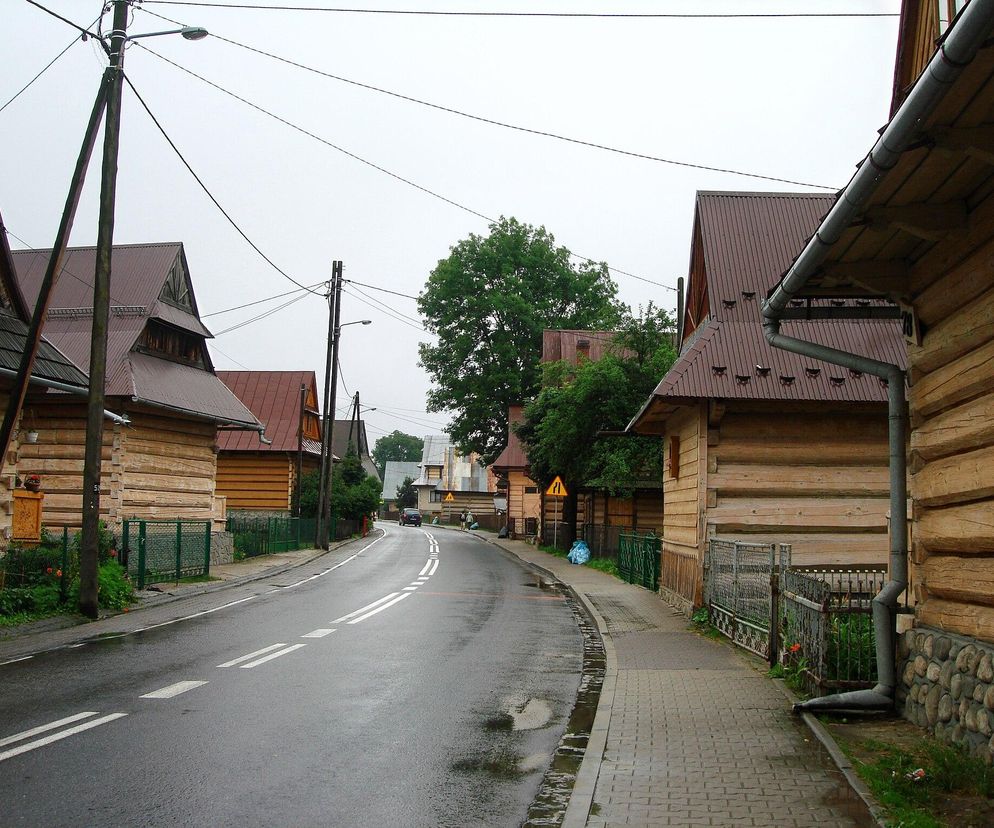 To jedna z najpiękniejszych wsi w Małopolsce. Jej ozdobą są góralskie chałupy