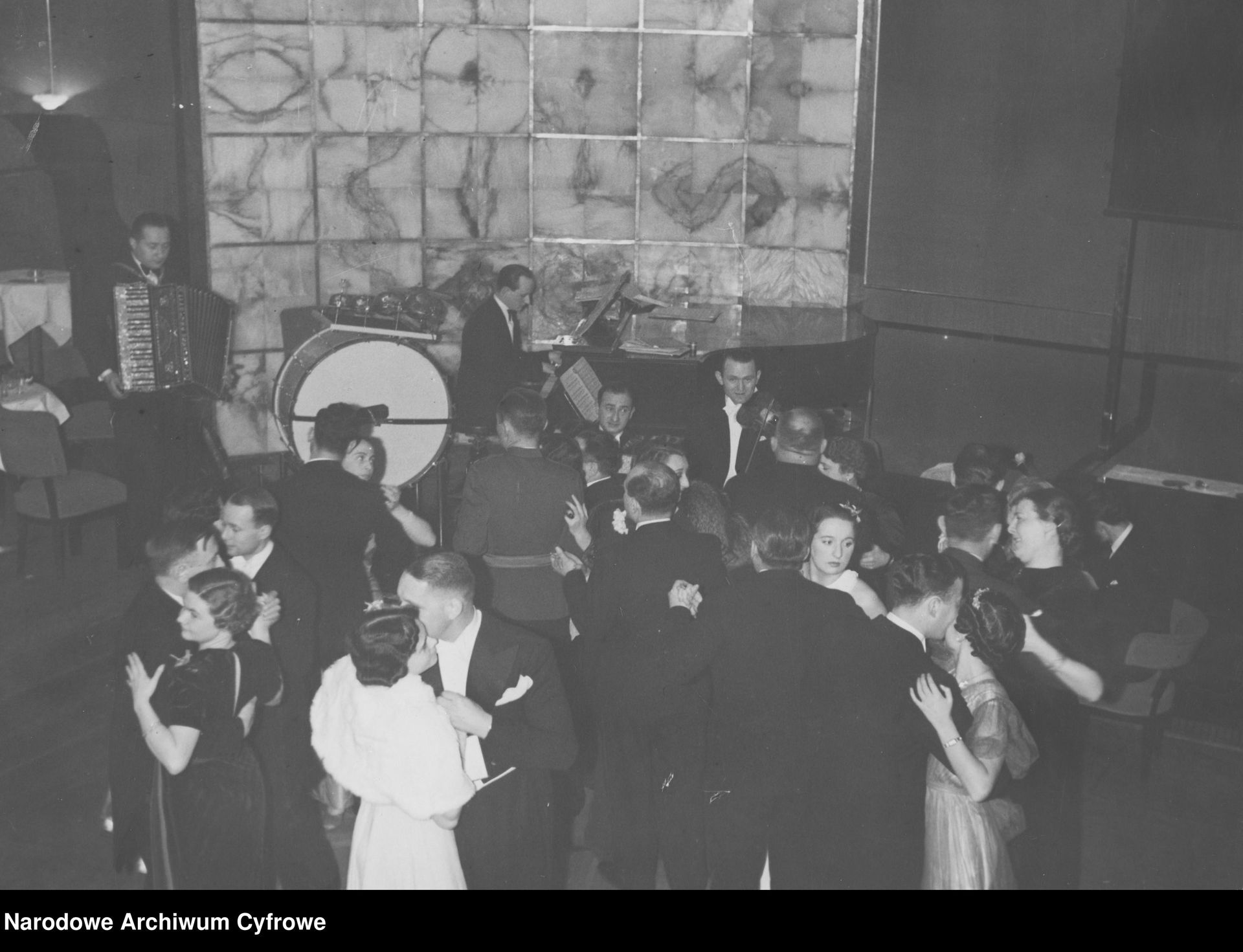 Bal sylwestrowy w lokalu "Adria" w Warszawie