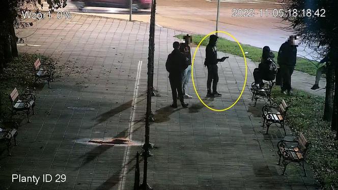 Strzelał z wiatrówki do autobusu! Policja z Grudziądza pokazuje jego zdjęcia