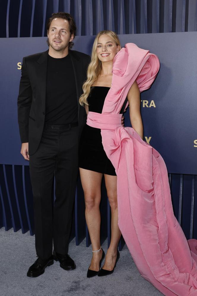 Gala SAG Awards 2024. Margot Robbie zachwyciła manicure w stylu "jelly pink nails" [ZDJĘCIA]
