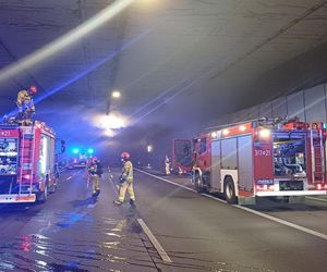 Pożar w tunelu POW w Warszawie. Płonąca ciężarówka sparaliżowała ruch na kilka godzin