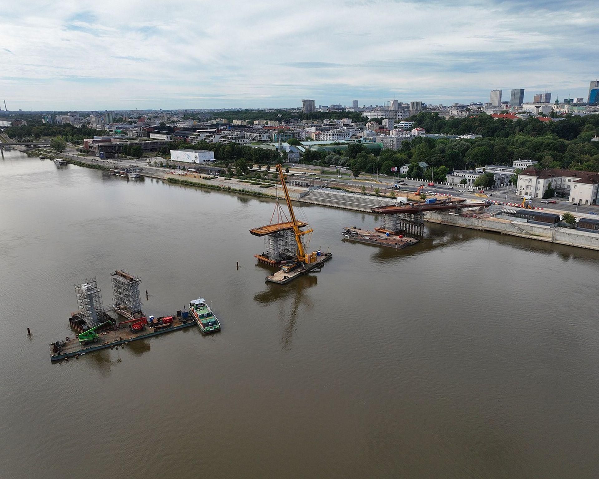 Kładka przez Wisłę w Warszawie: montaż ustroju nośnego