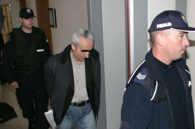 ZABÓJCA Z OGŁOSZENIA PRZED SĄDEM.