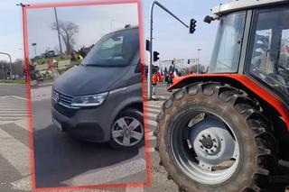 Niebezpieczny incydent na proteście rolników. Kierowca wjechał w strajkującego. Nagranie obiegło sieć