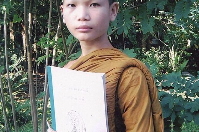 Był mnichem, została modelką bikini! Niezwykła przemiana Taja w Tajkę