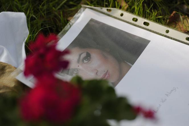 LONDYN: Fani płaczą po śmierci Amy Winehouse