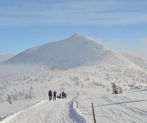Wypadek w Karkonoszach. Ze Śnieżki spadły 3 osoby! Trwa akcja ratunkowa