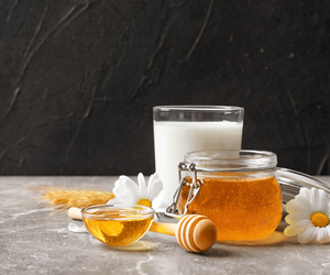 Mleko z miodem i masłem – najlepszy sposób na przeziębienie. PRZEPIS