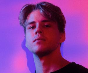 Pretty Young stworzył kiedyś  remiks megahitu, teraz wraca z solowym kawałkiem! Będzie hit?
