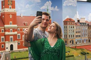 Warszawa. Mknące pociągi na gigantycznej makiecie. Kolejkowo przyciąga tłumy zwiedzających