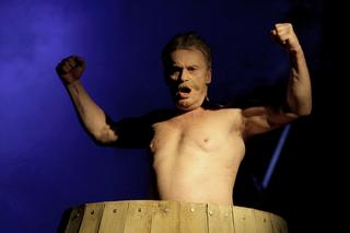 Daniel Olbrychski - codziennie robię 100 brzuszków i boksuje!