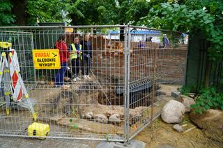 Giżycko. Niezwykłe odkrycie archeologiczne pod Placem Grunwaldzkim. Fragmenty budowli z XV wieku! [ZDJĘCIA]