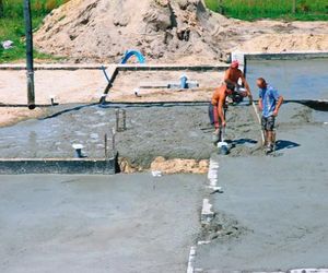 Podłoga na gruncie i co dalej? Jak wykonać ocieplenie podłogi i rozprowadzić rury centralnego ogrzewania