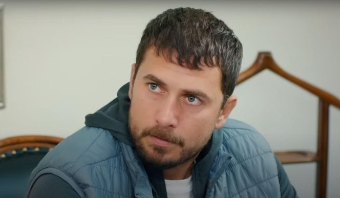 Ege śledzi Melis i dla zmyłki proponuje jej natychmiastowy ślub.