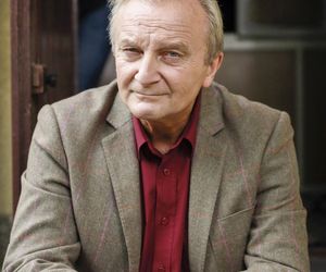 Widzowie pokochali go za rolę posterunkowego Staśka w Ranczu. Dziś żyje z dala od blasku fleszy