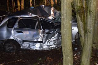  Zginęła pasażerka, kierowca uciekł z miejsca wypadku. 35-latek ukrywał się w lesie