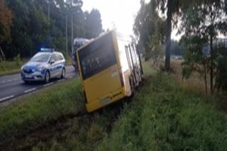 Wjechał autobusem miejskim do rowu. Kierowca był kompletnie pijany