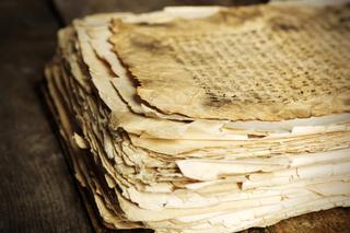 Sztuczna inteligencja pomaga odczytać starożytne zwoje papirusu! Zostały spalone przez Wezuwiusza!