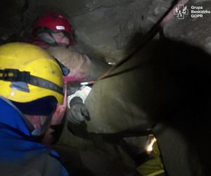 Akcja ratunkowa w Jaskini Salmopolskiej w Beskidach. Ratownicy walczyli o grotołaza przez 4 godziny