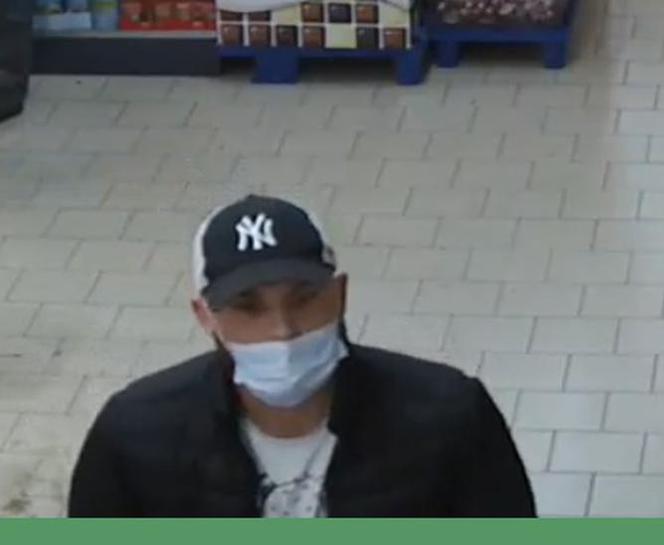 Wynieśli ze sklepu towar za ponad 2 tys. zł i zniknęli! Szuka ich policja z Solca Kujawskiego 