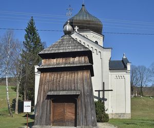 To dawna wieś królewska w Małopolsce. W pobliżu cerkwi wydobywano ropę naftową