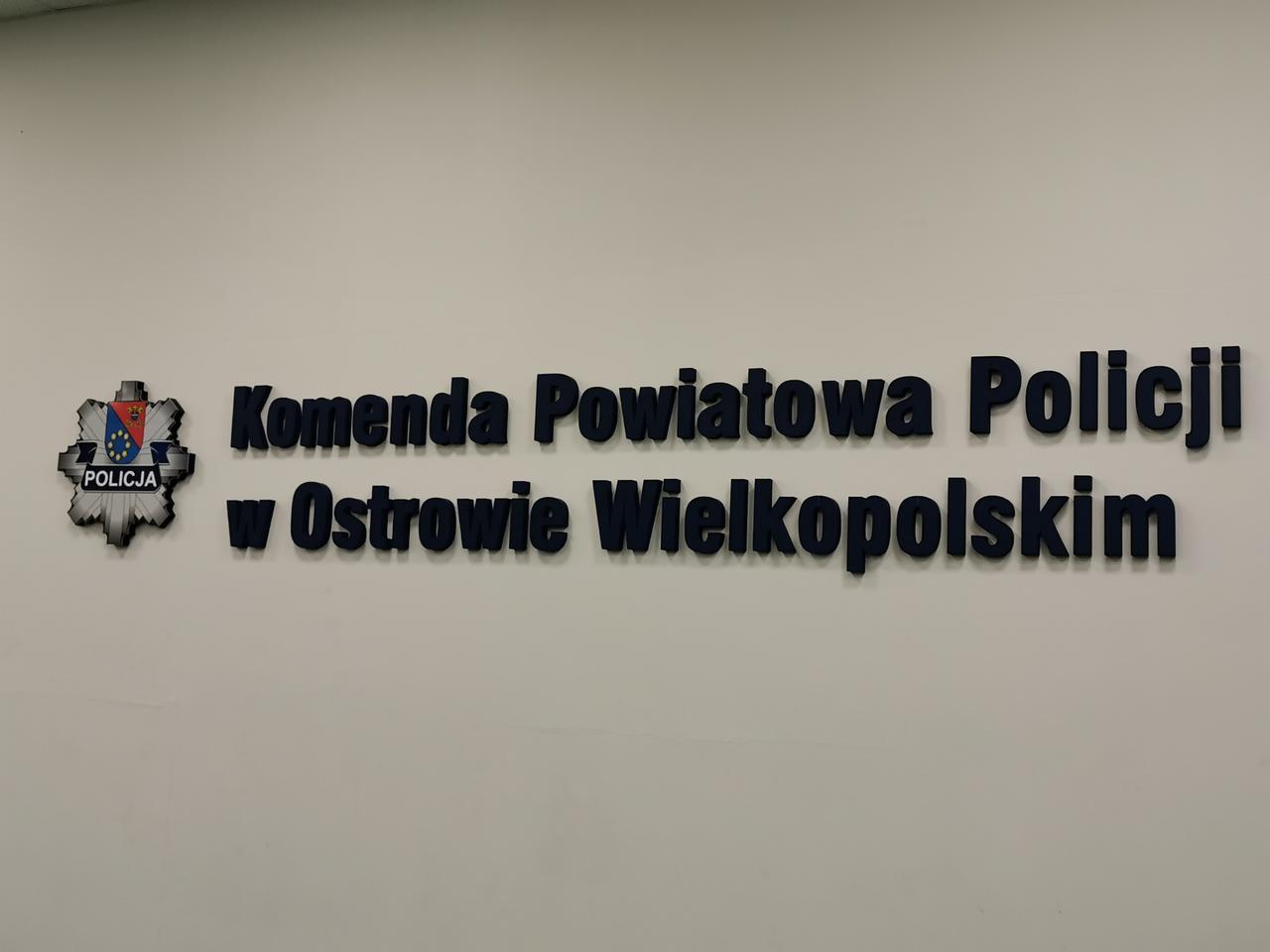 Śmierć policjanta na komendzie w Ostrowie. Okoliczności wyjaśnia prokuratura [POSŁUCHAJ]