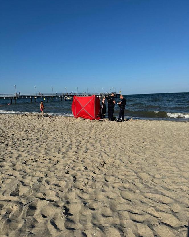 Ciało mężczyzny wypłynęło na plażę przy molo