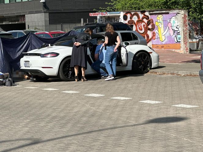  Makabra na Ochocie. Zwłoki w luksusowym białym Porsche. Na miejscu prokurator
