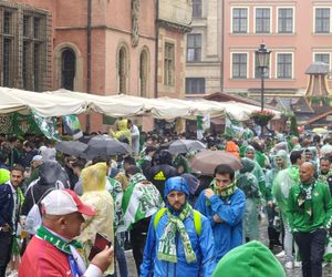 Gorąco przed finałem Ligii Konferencji we Wrocławiu. Tysiące kibiców na Rynku 