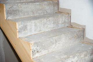 Jak wykonać okładzinę z desek schodów betonowych - krok po kroku xz