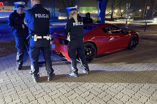 Znany TikToker driftował czerwonym Ferrari. Rozbił auto i uciekł