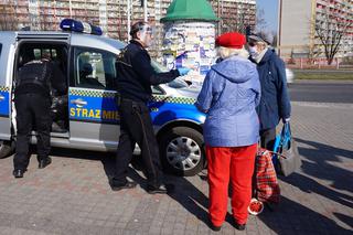 Zakrywanie twarzy OBOWIĄZKOWE! Na Śląsku strażnicy rozdają maski ZA DARMO