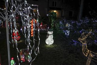 Promyk nadziei wśród szarych bloków. Ta iluminacja na osiedlu zachwyca!