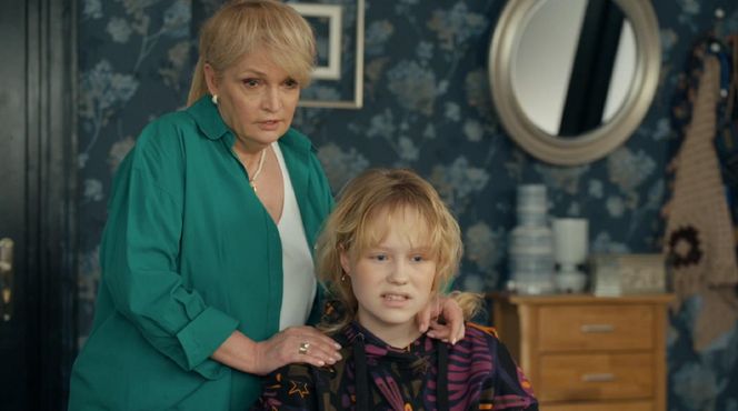 Barwy szczęścia ostatni odcinek 3202 finał sezonu. Małgorzata (Adrianna Biedrzyńska),  Emilka (Jessica Frankiewicz)