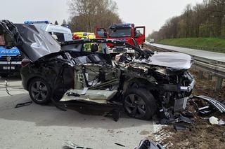 Potężny SUW roztrzaskał się o przyczepę ciężarówki. Co z kierowcą? 