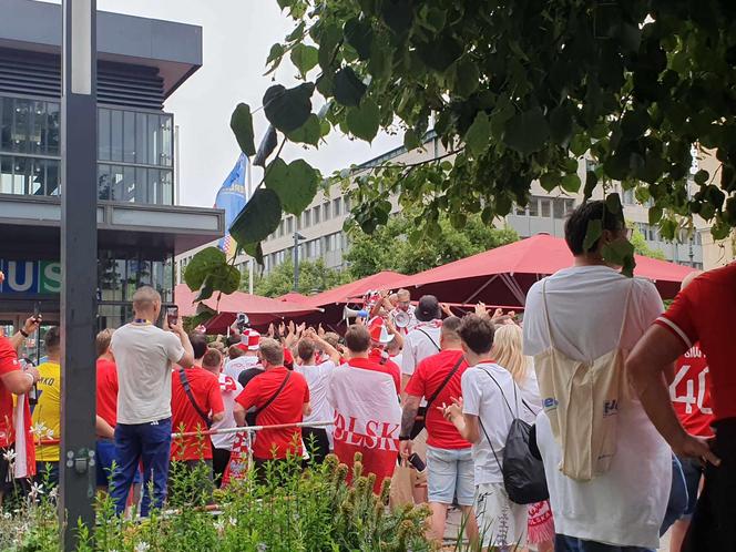 Kibice bawią się przed meczem Polska - Austria