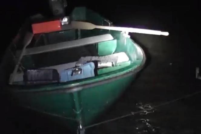 Nocna zasadzka na Jeziorze Jamno! UCIEKALI I TARANOWALI łódź strażników! [WIDEO]