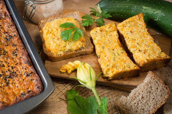 Domowy pasztet z cukinii – z serem i marchewką smakuje obłędnie