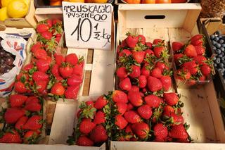 Ceny truskawek w Krakowie. Za ile kupimy truskawki? Czy można już znaleźć polskie?
