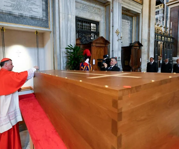 Pogrzeb papieża Franciszka. Trumna złożona do grobu