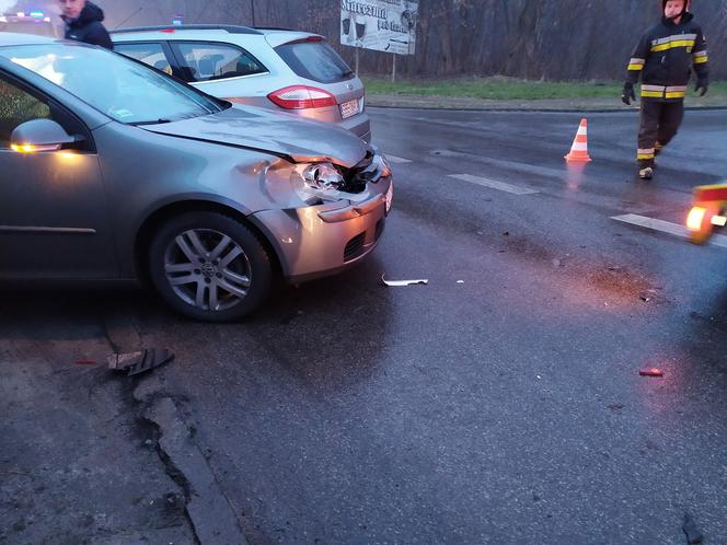 Karambol w Dąbrowie Górniczej. Zderzyło się 5 samochodów, dostawczak i autobus