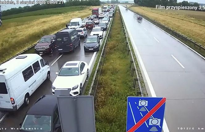 Jechali na A4 pod prąd "korytarzem życia". Namierzyła ich policja.