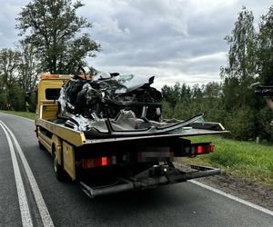 Samochód ciężarowy zderzył się z osobowym autem. Cztery osoby zginęły. Droga zablokowana