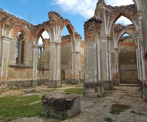 Zwiedziliśmy zabytkowe ruiny kościoła w Jałówce. Poznaj historię wyjątkowego miejsca [ZDJĘCIA]