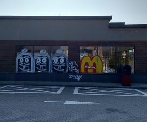 Opuszczony budynek KFC w Sopocie. Kultowe miejsce pokryło graffiti 