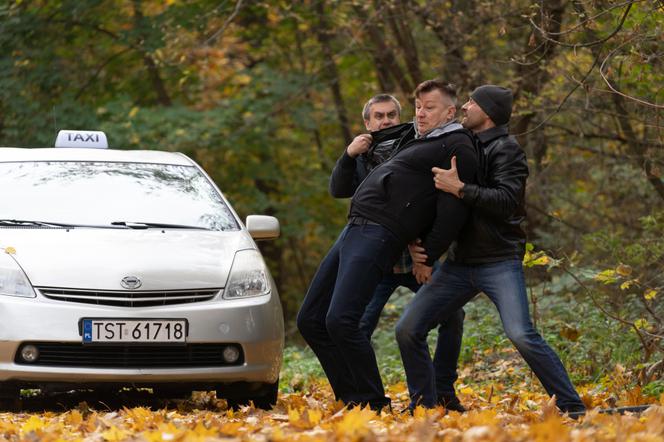 Na Wspólnej odc. 3010. Leszek (Wojciech Majchrzak), bandyci (Marcin Kiszluk, Marek Bera)